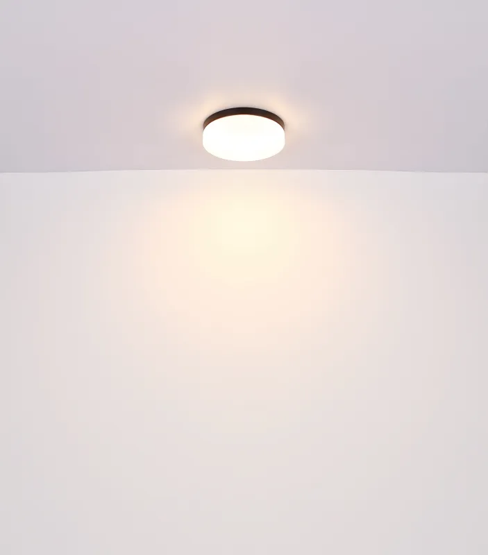 Vranos 30cm Musta valmistajalta Globo Lighting - Lampan &auml;r tillverkad i aluminium och glas, vilket ger ett tidl&ouml;st och sofistikerat uttryck.