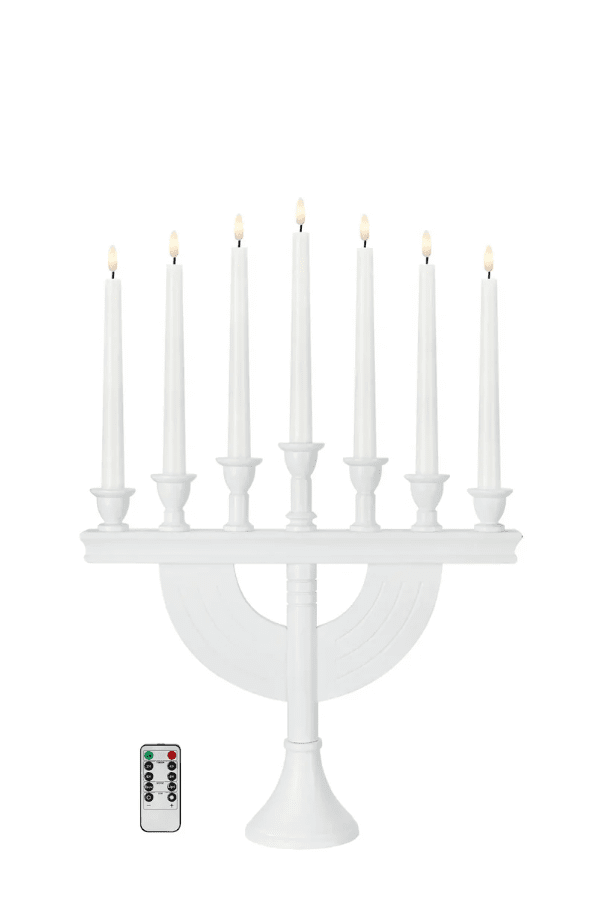 Torpa 7L Valkoinen valmistajalta Markslöjd - Torpa on n&auml;ytt&auml;v&auml; seitsenhaarainen adventtikynttil&auml;njalka valkoiseksi maalatusta puusta, jossa on klassinen ja ajaton muotoilu.