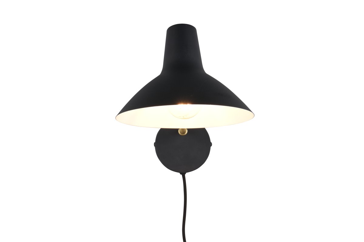 Traveller 38cm Musta seinävalaisin valmistajalta Trio Lighting - Musta väri ja matta messingistä valmistettu varsi antavat elegantin ilmeen, joka sopii moniin sisustustyyleihin.