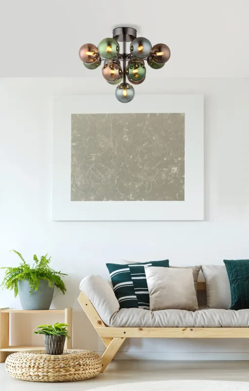 Grappy Ø56 Monivärinen plafondi valmistajalta Globo Lighting - Den svarta, kromade metallstommen ger en modern touch, medan lampsk&auml;rmen pryds av en harmonisk blandning av brons-, gr&ouml;na och petrolf&auml;rgade glasklot.