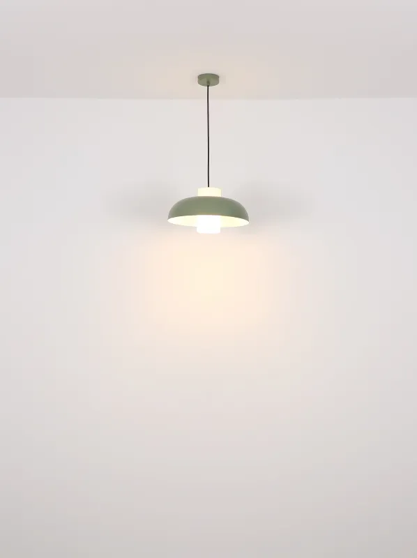 Lowe Ø38 Vihreä kattovalaisin valmistajalta Globo Lighting - Den runda sk&auml;rmen i matt gr&ouml;nf&auml;rgad metall ger ett elegant och tidl&ouml;st uttryck, medan den cylinderformade sk&auml;rmen i opalglas sprider ett mjukt och behagligt ljus.