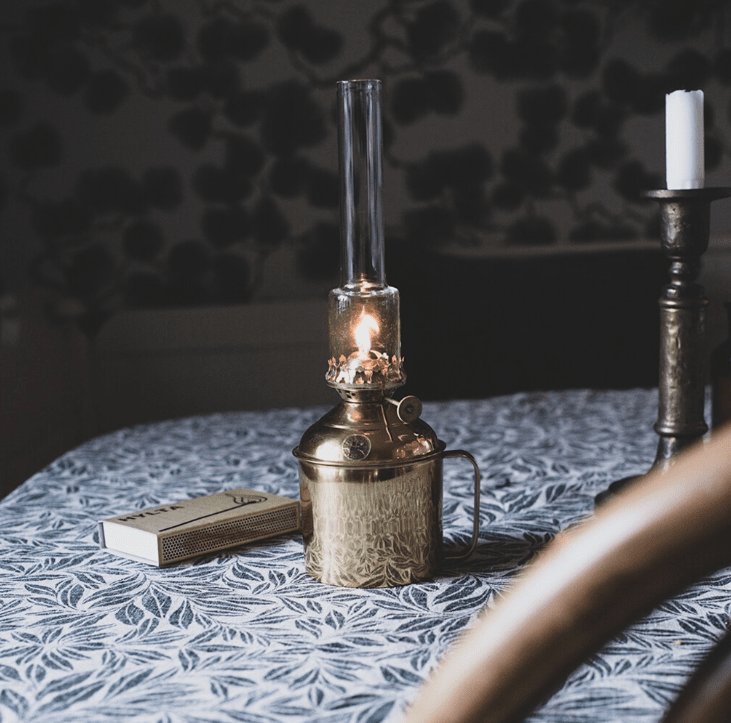 Kerosene lamp linné small Kulta/messinki valmistajalta Strömshaga - Petrolilamppu kahvalla kiillotettua messinki&auml; ja kirkkaat lasipolttimet.