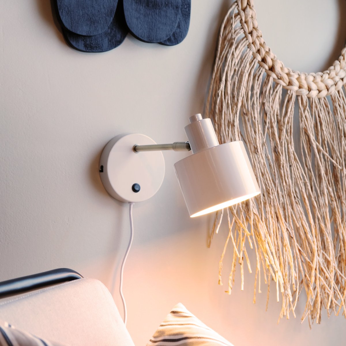 Ocean Beige lukulamppu valmistajalta Dyberg Larsen - Dyberg Larsenin Ocean-seinävalaisin on 50-luvun inspiroima valaisin, jossa on viehättävä retromuotoilu ja moderni kosketus.