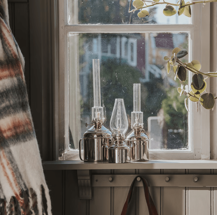 Kerosene lamp linné big Hopea valmistajalta Strömshaga - Valmistettu nikkelipinnoitetusta messingist&auml; ja kaivoputket kirkkaassa lasissa.