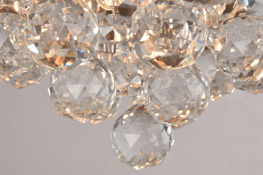 Leonore Ø40 Hopea kristalli valmistajalta Norrsken Design - Ensiluokkaiset kiteet taittavat valon; ainutlaatuinen tapa, joka luo upean valon leikin ja ylellisen tunnelman.