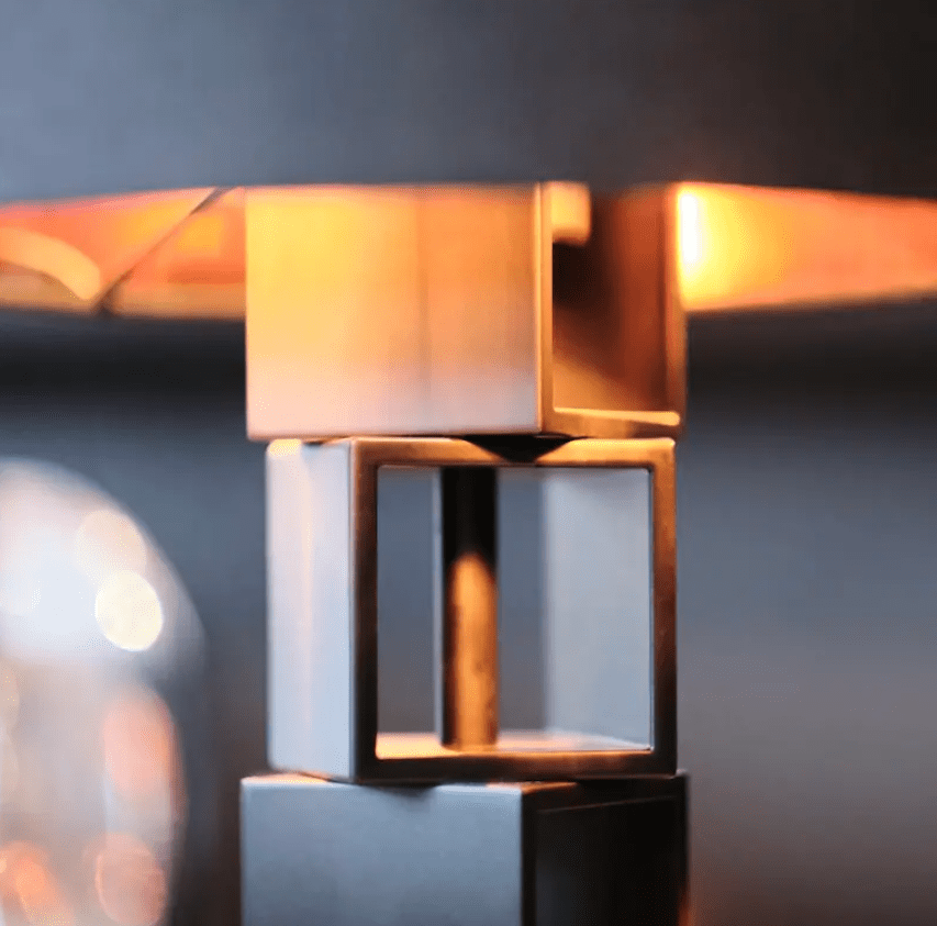 Hello Sunshine 50cm Musta pöytävalaisin valmistajalta By Rydéns - Valaisimen varjostimen sis&auml;puoli on kuparinv&auml;rinen, mik&auml; tarkoittaa, ett&auml; valo heijastuu ja antaa l&auml;mpim&auml;n ja miellytt&auml;v&auml;n vaikutelman.