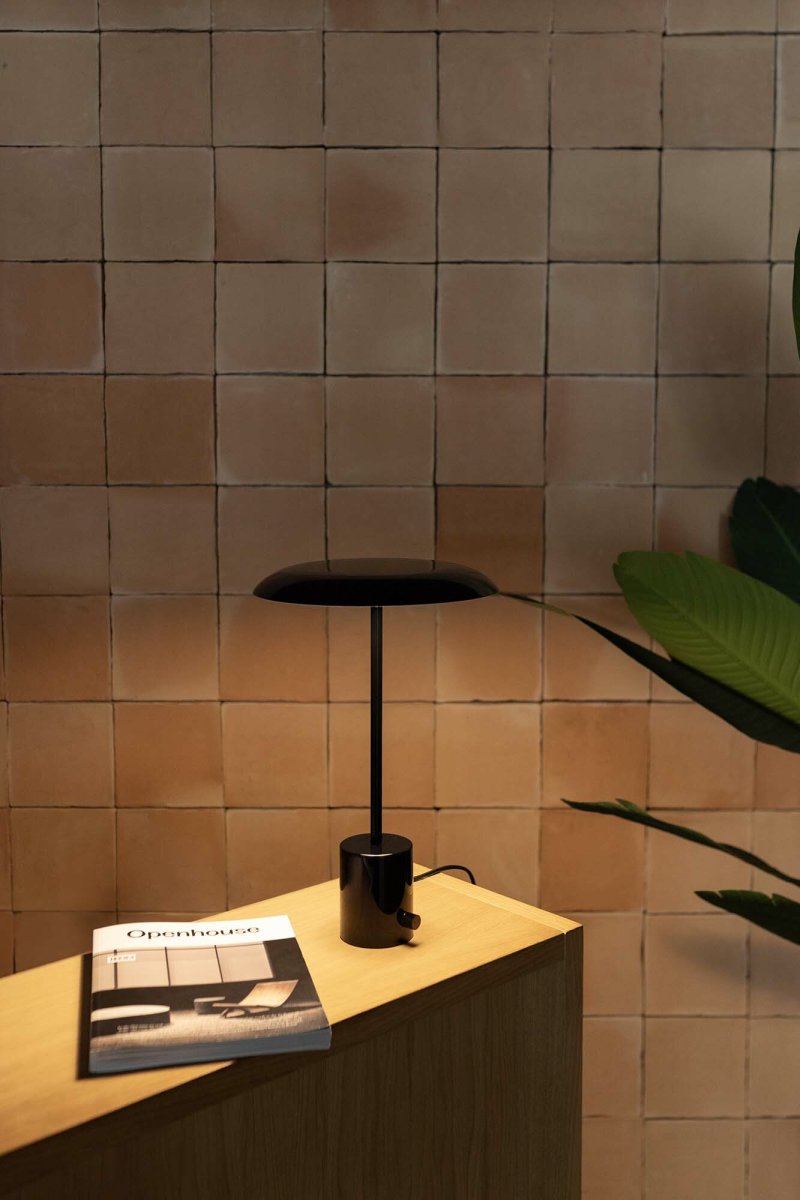Hoshi 40cm Musta pöytävalaisin valmistajalta Faro Barcelona - Hoshi on design-valaisin, jossa on kapea siluetti, vakaa jalusta ja integroitu LED (12W, 2700K), joka tarjoaa l&auml;mmint&auml; ja miellytt&auml;v&auml;&auml; valoa.