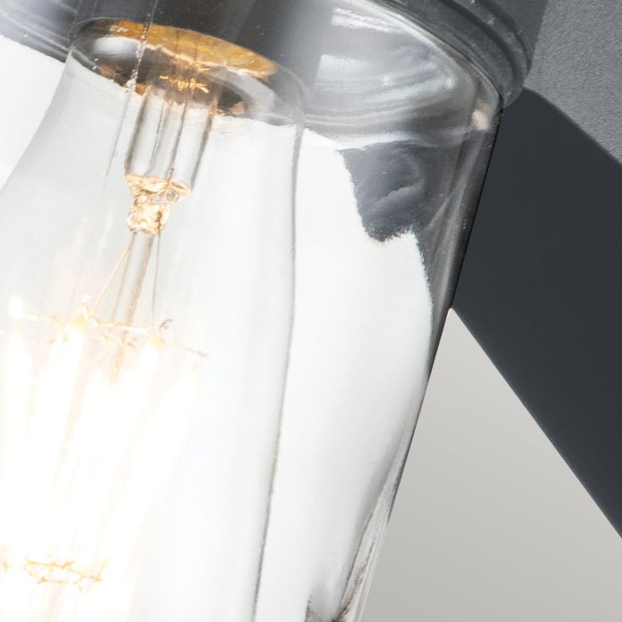 Portfino 20cm Harmaa ulkovalo valmistajalta Elstead Lighting - Tillverkad av rostfritt st&aring;l i gr&aring; finish och glas, erbjuder den en robust och v&auml;dert&aring;lig konstruktion som &auml;r idealisk f&ouml;r fasader, entr&eacute;er och uteplatser.