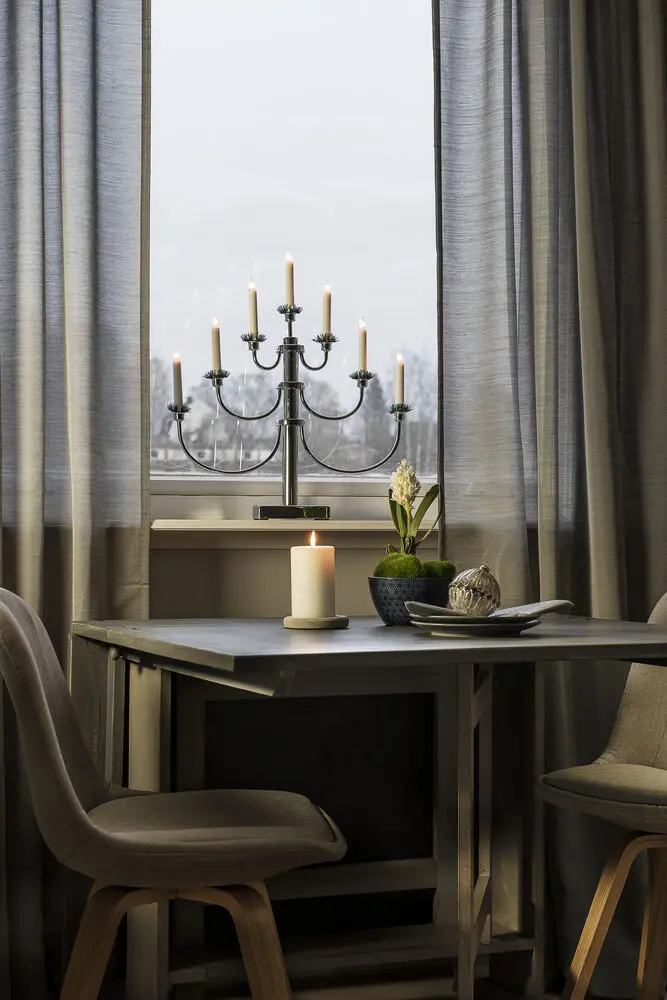 Candelabra 7 Lights Kromi valmistajalta Konstsmide - Klassinen muotoilu seitsem&auml;ll&auml; valolla ja koristeellisilla yksityiskohdilla luo ajattoman ja ylellisen tunnelman.