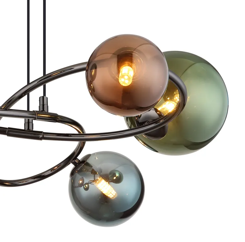 Riha 62cm Monivärinen kattovalaisin valmistajalta Globo Lighting - De olika glaskulorna i brons, gr&ouml;nt och petrol ger lampan en dynamisk och lekfull karakt&auml;r samtidigt som de skapar en visuellt intressant ljusbild.