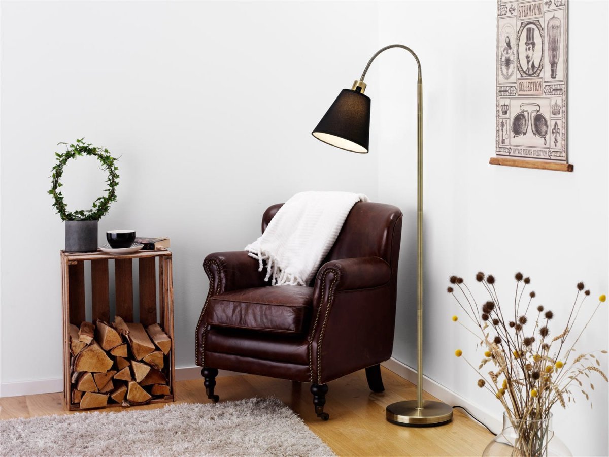 Solo Antiikki messinki lattiavalaisin valmistajalta Cottex - Antiikista messingistä valmistettu solo-lattiavalaisin sisältää valkoisen ja mustan tekstiilivarjostimen persoonallisen tyylin luomiseksi.