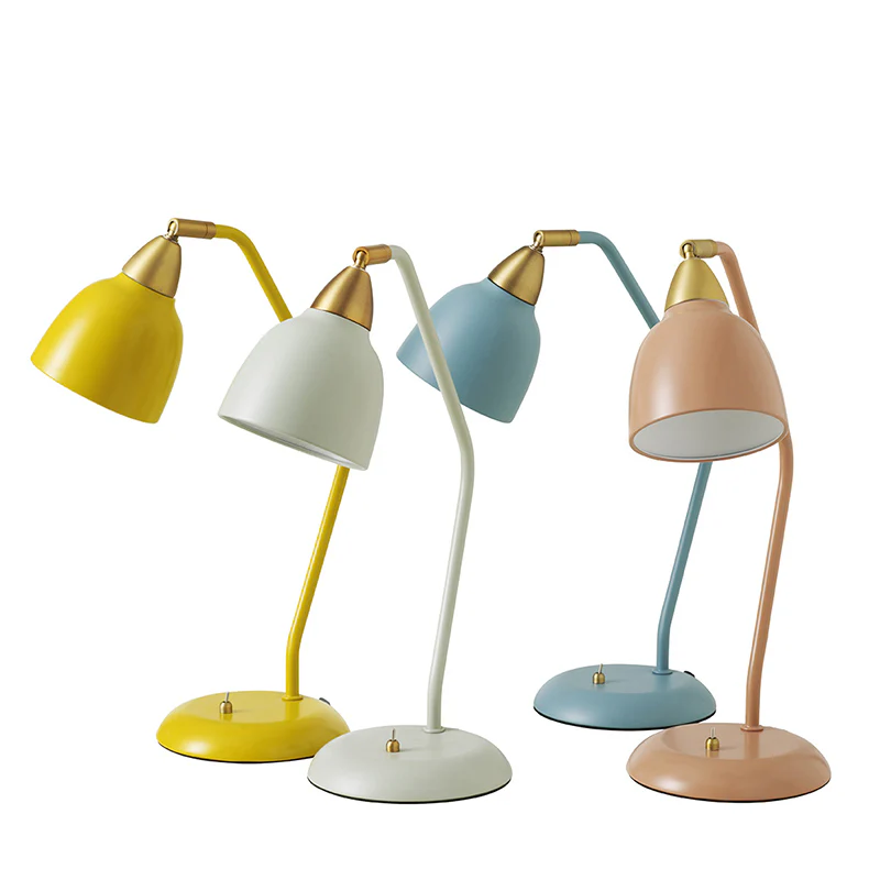 Urban 45cm Vaaleanpunainen työpöytävalaisin valmistajalta Superliving - Kaarevassa muotoilussa yhdistyvät estetiikka ja toiminnallisuus, kun taas täysin 345° käännettävissä oleva näyttö tarjoaa joustavan ja tarkan valaistuksen kaikkiin tarpeisiin.