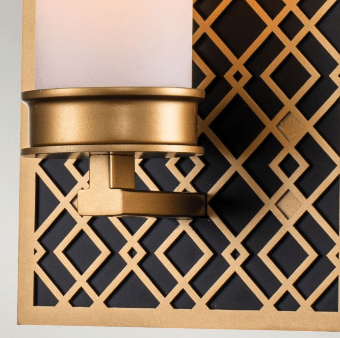 Ziggy 34cm Kulta kylpyhuoneen valaisin valmistajalta Elstead Lighting - Maalaismainen muotoilu antaa valaisimelle elegantin ja modernin ilmeen, ja opaalilasi luo tasaisen ja miellytt&auml;v&auml;n valonjaon.