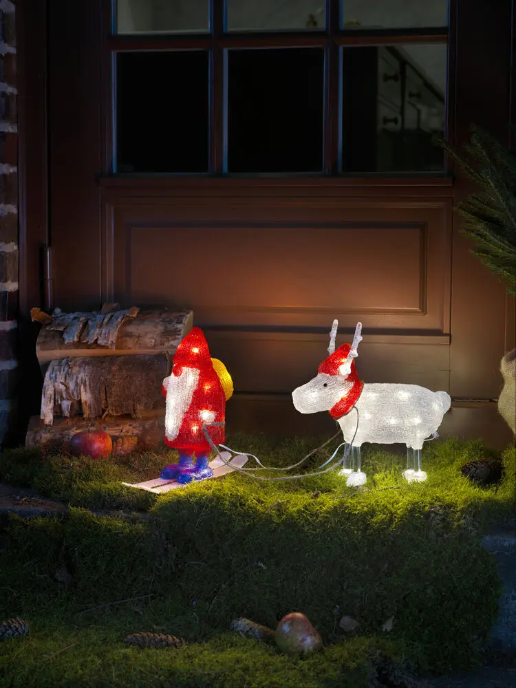 Tomte med ren akryl PUNAINEN valmistajalta Konstsmide - 40 l&auml;mpim&auml;n valkoisen LED-valon ja yksityiskohtien, kuten suksien ja joulupukin hatun, ansiosta hahmot levitt&auml;v&auml;t sek&auml; huumoria ett&auml; joulumielt&auml;.