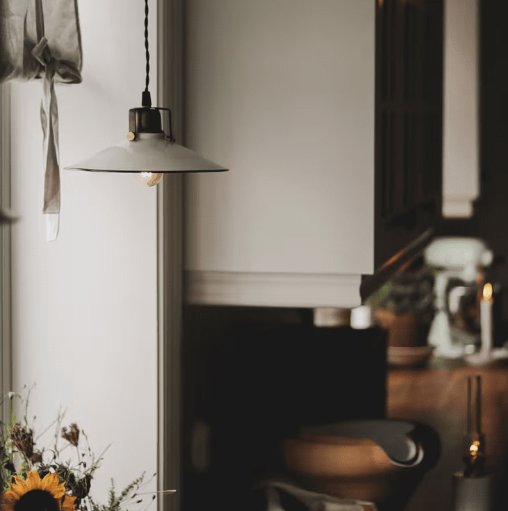 Suutarinlamppu Herbert Ø23 Valkoinen ikkunavalaisin valmistajalta Strömshaga - Valaisimella ei ole yhteytt&auml;, ei sein&auml;&auml;n eik&auml; kattoon, vaan voit valita mihin haluat liitt&auml;&auml;.