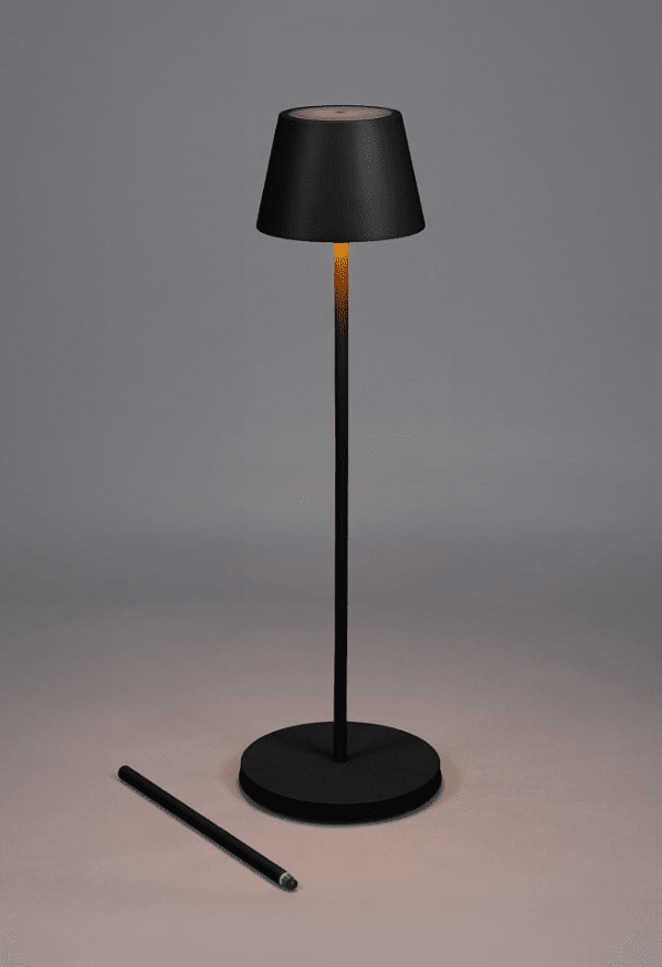 Pomezia 124cm Musta Siirrettävä valmistajalta Konstsmide - Pomezia on tyylikäs ladattava lattiavalaisin ulkokäyttöön.