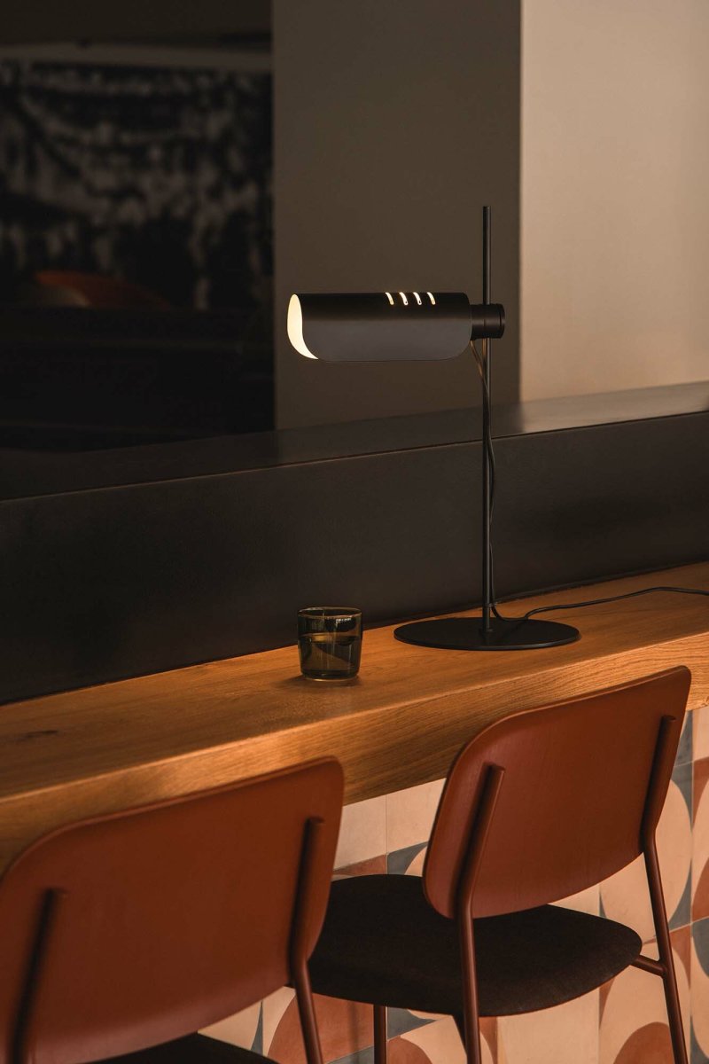 Martinica 53cm Musta työpöytävalaisin valmistajalta Faro Barcelona - Aaltoileva varjostin muistuttaa pehme&auml;&auml; levy&auml;, joka kietoutuu valonl&auml;hteen ymp&auml;rille ja luo miellytt&auml;v&auml;n valon &ndash; t&auml;ydellinen sek&auml; toiminnallisuuteen ett&auml; tunnelmaan.