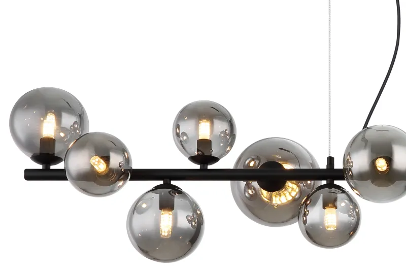 Riha 120cm Savun värinen kattovalaisin valmistajalta Globo Lighting - Lampan &auml;r av mattsvart metall och ger ditt hem en lyxig och inbjudande atmosf&auml;r.