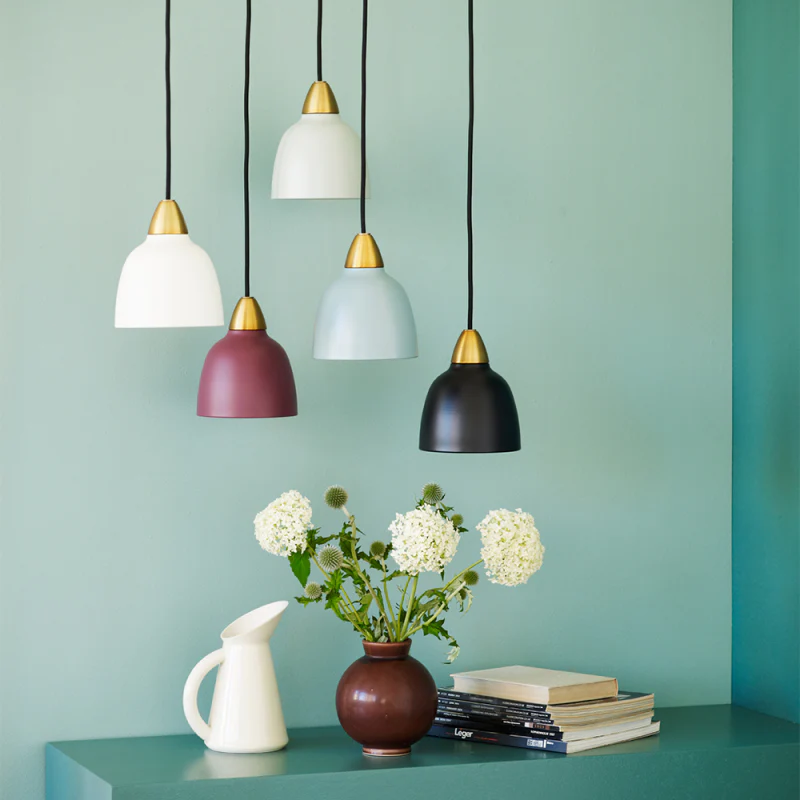 Urban Mini Ø15 Vaaleanvihreä kattovalaisin valmistajalta Superliving - Pienemmästä koostaan huolimatta Urban Mini tarjoaa vaikuttavan valon leviämisen ja toimii yhtä hyvin keittiön työtasolla kuin viihtyisässä oleskelutilassa.