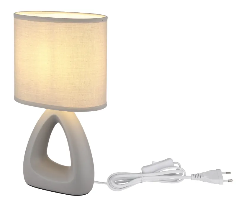 Triangle 30cm Harmaa pöytävalaisin valmistajalta Globo Lighting - Den triangelformade basen med ett stilrent utskuret h&aring;l ger ett modernt intryck, medan den ovala textilsk&auml;rmen i gr&aring; f&auml;rg sprider ett behagligt och j&auml;mnt ljus.