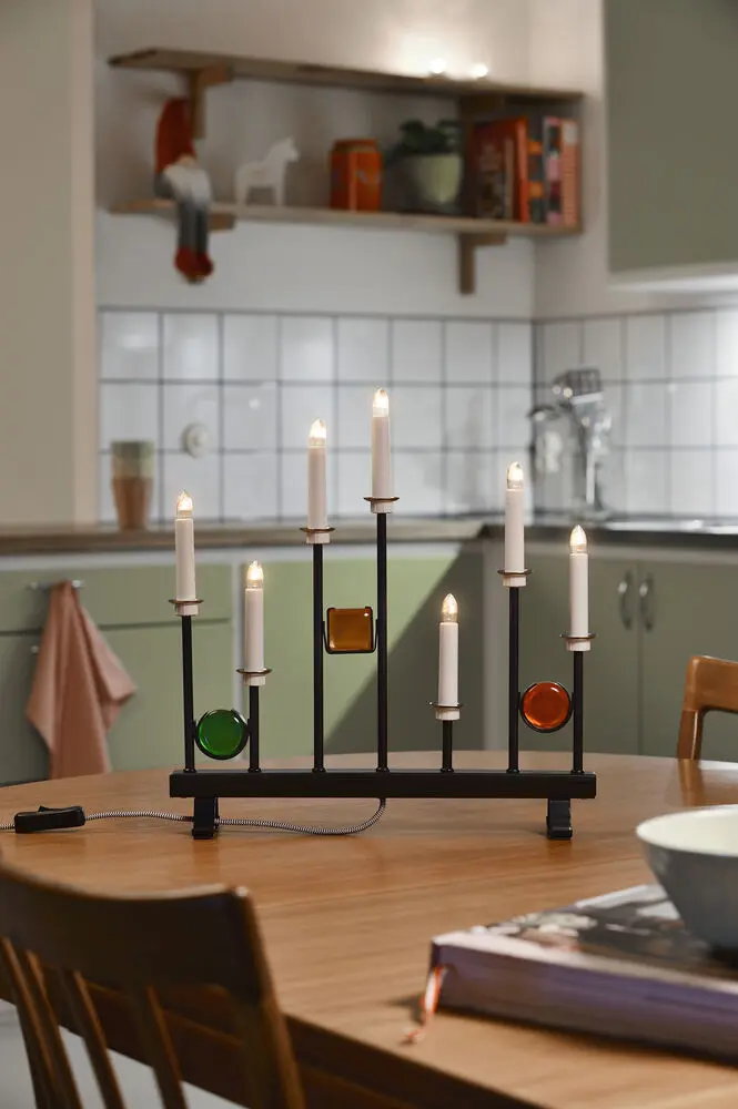 Candelabra 7 Lights Musta valmistajalta Konstsmide - Seitsem&auml;n kynttil&auml;&auml; kehyst&auml;v&auml;t koristeelliset v&auml;rilliset lasiyksityiskohdat vihre&auml;n, punaisen ja meripihkan s&auml;vyin&auml;, mik&auml; luo elegantin ja juhlavan tunnelman.