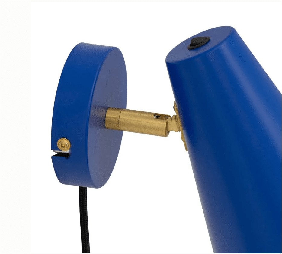 Cale 25cm Sininen lukulamppu valmistajalta Dyberg Larsen - Liikuteltava varjostin k&auml;&auml;nnet&auml;&auml;n tarpeen mukaan, ja se tarjoaa suunnattua valoa, joten valaisin sopii t&auml;ydellisesti y&ouml;p&ouml;yt&auml;valaisimeksi tai lukuvaloksi ikkunan viereen.