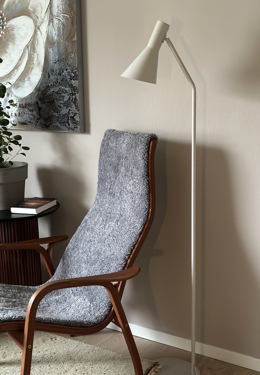 Ceres Hiekka lattiavalaisin valmistajalta Aneta Lighting - CERES-lattiavalaisimessa on tyylik&auml;s ja nykyaikainen muotoilu suorilla ja puhtailla linjoilla tyylikk&auml;&auml;ss&auml; hiekkav&auml;riss&auml;.