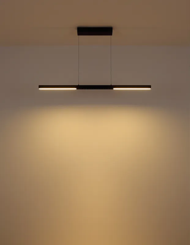 Cody 120cm Musta kattovalaisin valmistajalta Globo Lighting - Lampan &auml;r tillverkad av aluminium i en mattsvart finish som ger ett elegant och tidl&ouml;st uttryck som smidigt sm&auml;lter in i olika inredningsstilar, perfekt f&ouml;r stora matbord eller k&ouml;ks&ouml;ar.
