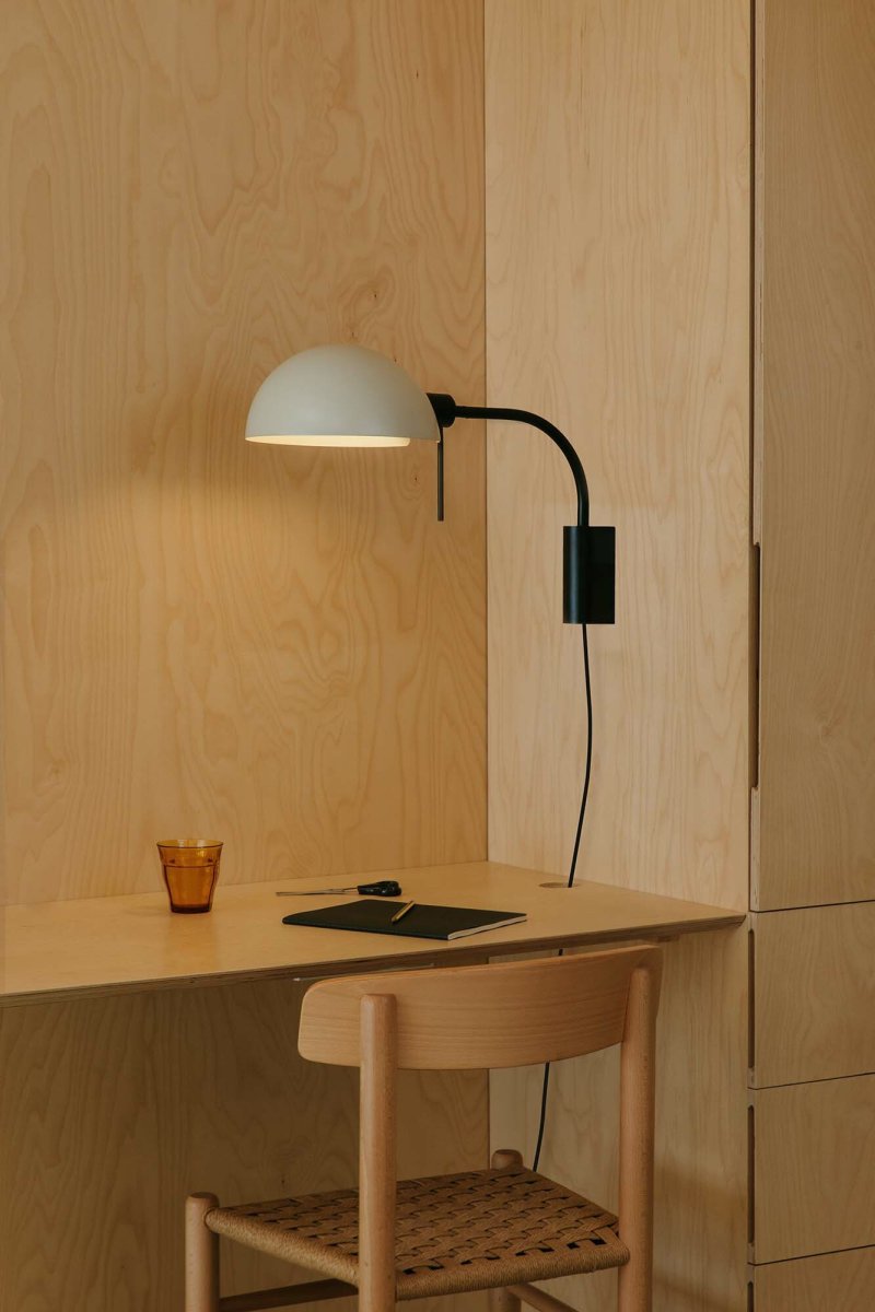 Dominica 50cm Beige seinävalaisin valmistajalta Faro Barcelona - Dominica on sein&auml;lle kiinnitett&auml;v&auml; musta valaisin, joka yhdist&auml;&auml; puhtaat, geometriset muodot ja tunnusomaisen teollisen tyylin.