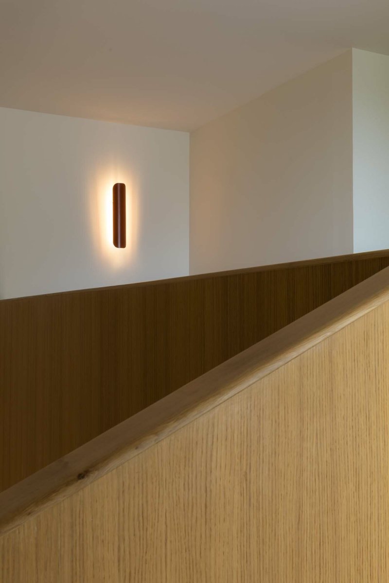 Novo 50cm Terrakotta seinävalaisin valmistajalta Faro Barcelona - Valaisin on valmistettu metallista ja se voidaan asentaa sek&auml; pystysuoraan ett&auml; vaakasuoraan, joten se sopii joustavasti erilaisiin huoneisiin ja tarpeisiin.