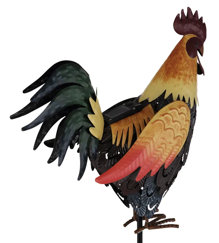 Rooster Monivärinen aurinkokennolamppu valmistajalta Globo Lighting - Den fungerar b&aring;de som en dekorativ detalj och en st&auml;mningsfull ljusk&auml;lla som ger din utomhusmilj&ouml; en hemtrevlig och lantlig karakt&auml;r.