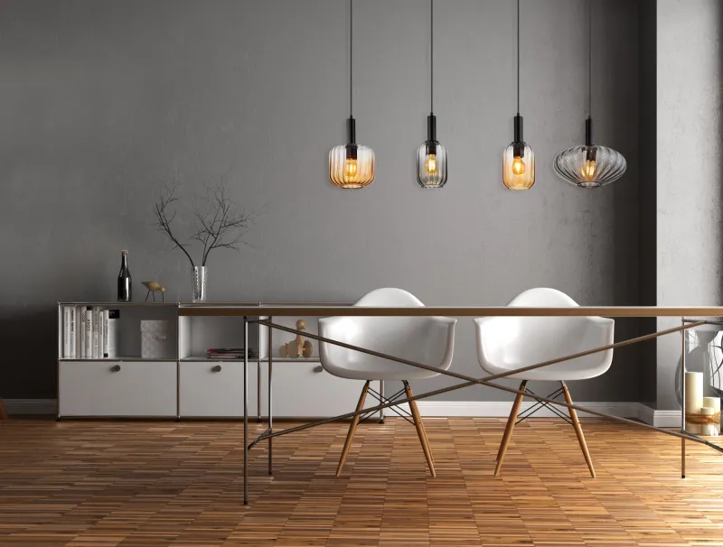 Valletta 127cm Musta kattovalaisin valmistajalta Globo Lighting - &nbsp;Den mattsvarta metallstommen ger lampan en elegant och sofistikerad karakt&auml;r, medan de fyra h&auml;ngande glaskuporna i olika former och f&auml;rger &ndash; tv&aring; i varm b&auml;rnsten och tv&aring; i r&ouml;kf&auml;rgat glas &ndash; skapar en unik och levande ljusbild.