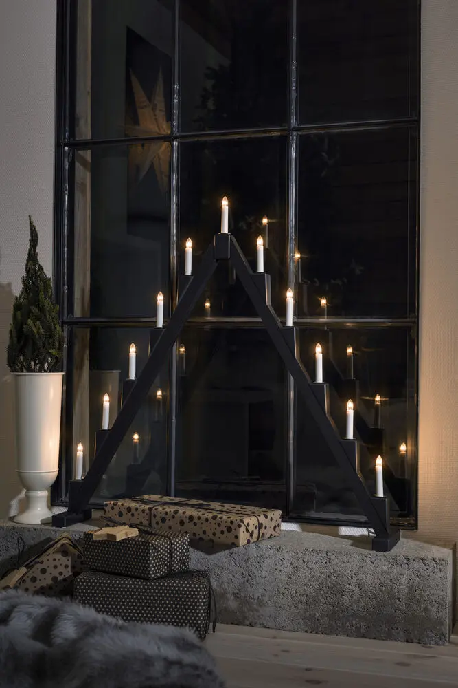 Candelabra 11 Lights Musta valmistajalta Konstsmide - Taitettava s&auml;hk&ouml;inen kynttil&auml;njalka, jossa on 11 kynttil&auml;&auml;, valmistettu mustaksi maalatusta langasta ja koristeltu messinkirenkailla jokaisen kynttil&auml;n ymp&auml;rill&auml; elegantin vaikutuksen aikaansaamiseksi.