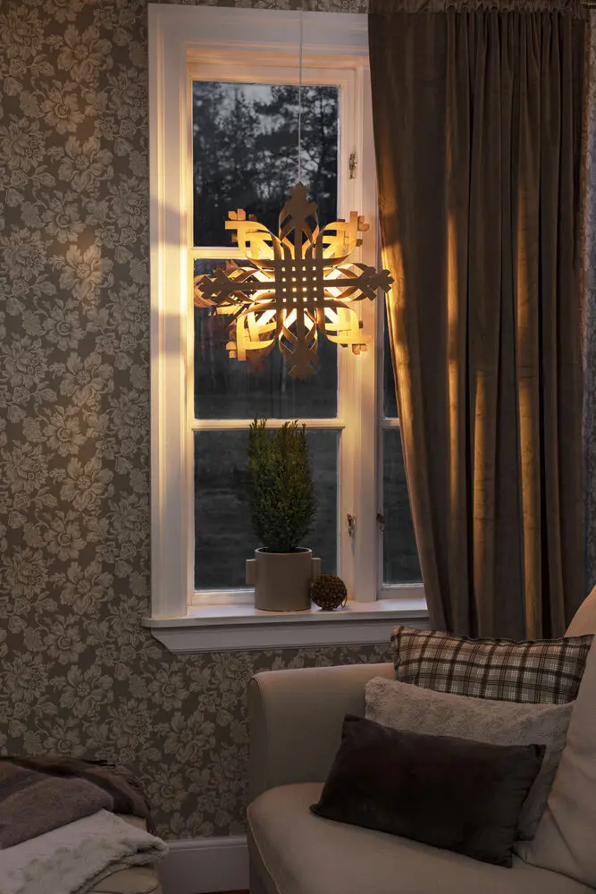 Paperitähti Ø50 Ruskea valmistajalta Konstsmide - Tyylik&auml;s yhdistelm&auml; perinteist&auml; k&auml;sity&ouml;t&auml; ja modernia muotoa, joka pirist&auml;&auml; talven pimeytt&auml; l&auml;mm&ouml;ll&auml; ja luonteella.