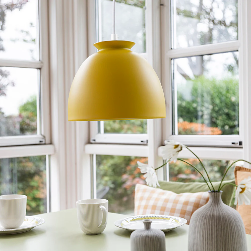 Bloom Ø23 Keltainen kattovalaisin valmistajalta Superliving - Pehmeiden muotojen ja yksinkertaisen suunnittelun ansiosta tämä lamppu sopii täydellisesti keittiön tai ruokapöydän päälle.