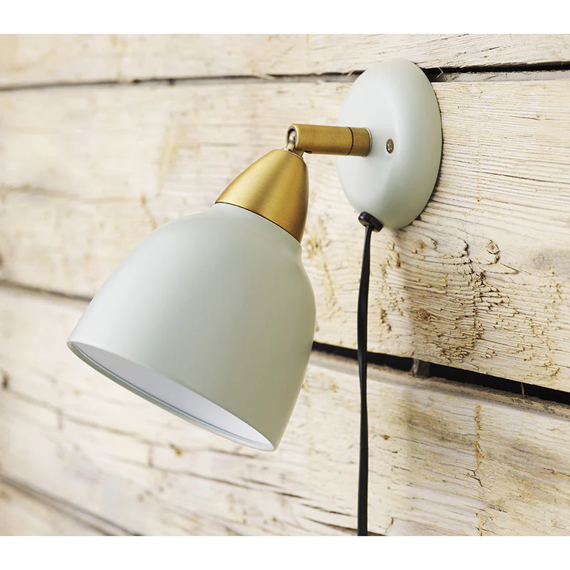 Urban Short Vaaleanvihreä lukulamppu valmistajalta Superliving - Ihanteellinen makuuhuoneeseen, olohuoneeseen tai ty&ouml;huoneeseen &ndash; Urban Short on joustava ja ajaton valaistusratkaisu, joka korostaa mink&auml; tahansa huoneen tyyli&auml;!