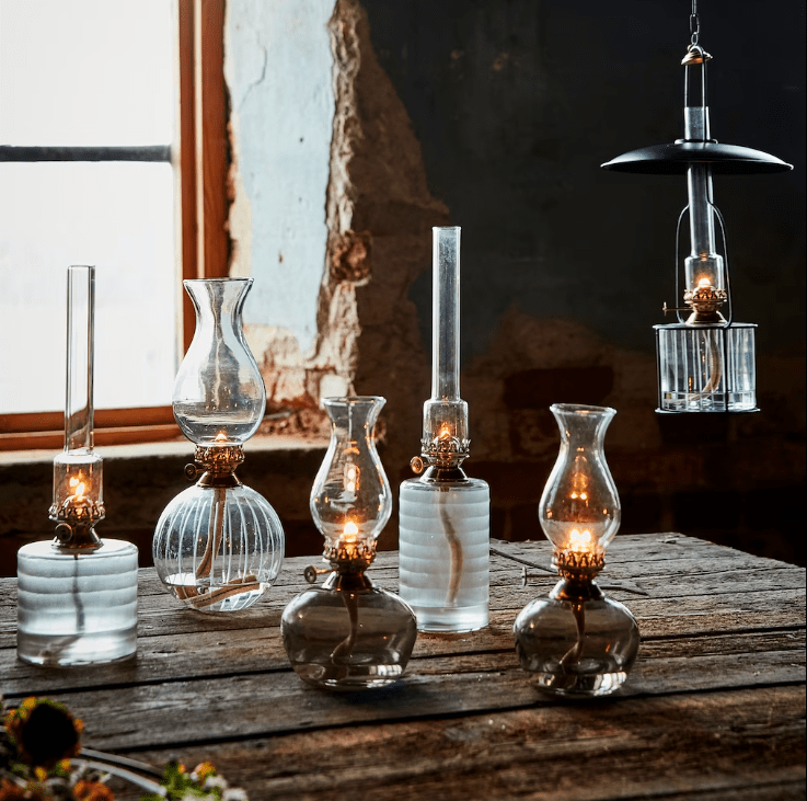 Frosted kerosene lamp big Läpinäkyvä valmistajalta Strömshaga - Hopeanvärinen poltin ja poltinputki kirkasta lasia.
