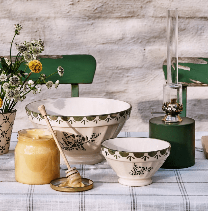 Kerosene Lamp Straight Big Vihreä valmistajalta Strömshaga - Kaunis petrolilamppu vihre&auml;ksi lakattua muovia kirkkaalla lasipolttoputkella ja messinkipolttimella.