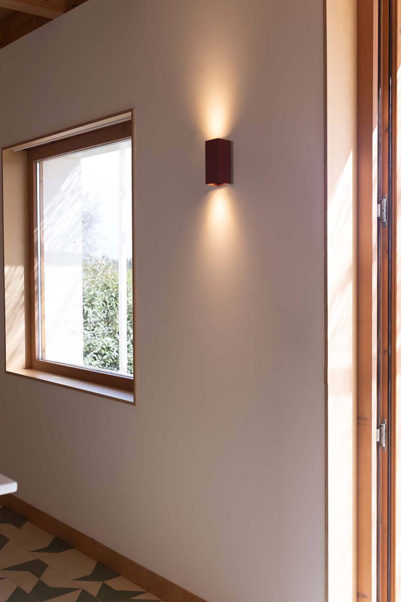 Lune 15cm Terrakotta uurrettu seinävalaisin valmistajalta Faro Barcelona - Lune on neli&ouml;nmuotoinen sein&auml;valaisin, jossa on uurrettu terrakottapinta, ja se sopii t&auml;ydellisesti k&auml;yt&auml;ville ja k&auml;yt&auml;ville.