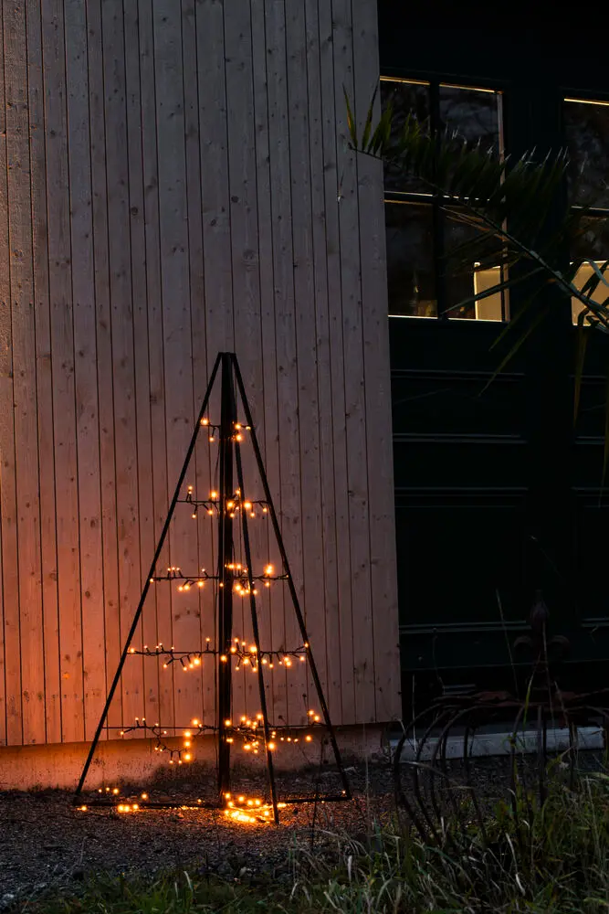 Metallikoriste Pyramidi 120cm Musta valmistajalta Konstsmide - 171 l&auml;mpim&auml;n meripihkan v&auml;risell&auml; LED-valolla se levitt&auml;&auml; eleganttia hehkua ja luo maagisen tunnelman.