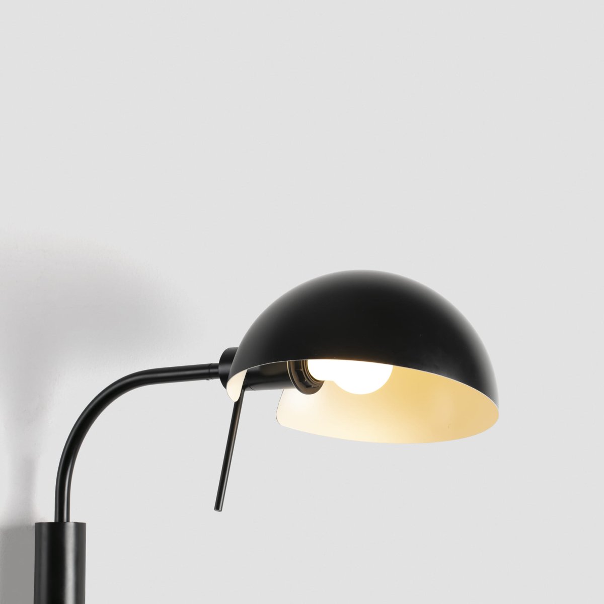 Dominica 50cm Musta seinävalaisin valmistajalta Faro Barcelona - Dominica on musta sein&auml;valaisin, joka yhdist&auml;&auml; puhtaat, geometriset muodot ja tunnusomaisen teollisen tyylin.