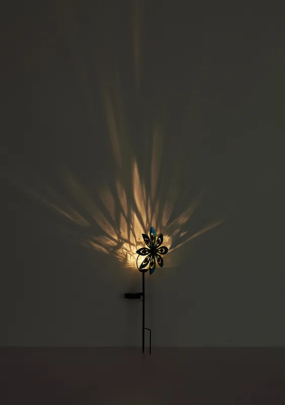 Wind Hopea aurinkokennolamppu valmistajalta Globo Lighting - De dekorativa bladen i silverfinish roterar med vinden och skapar en vacker r&ouml;relse, medan den inbyggda solcellsbelysningen lyser upp i m&ouml;rkret f&ouml;r en magisk effekt.