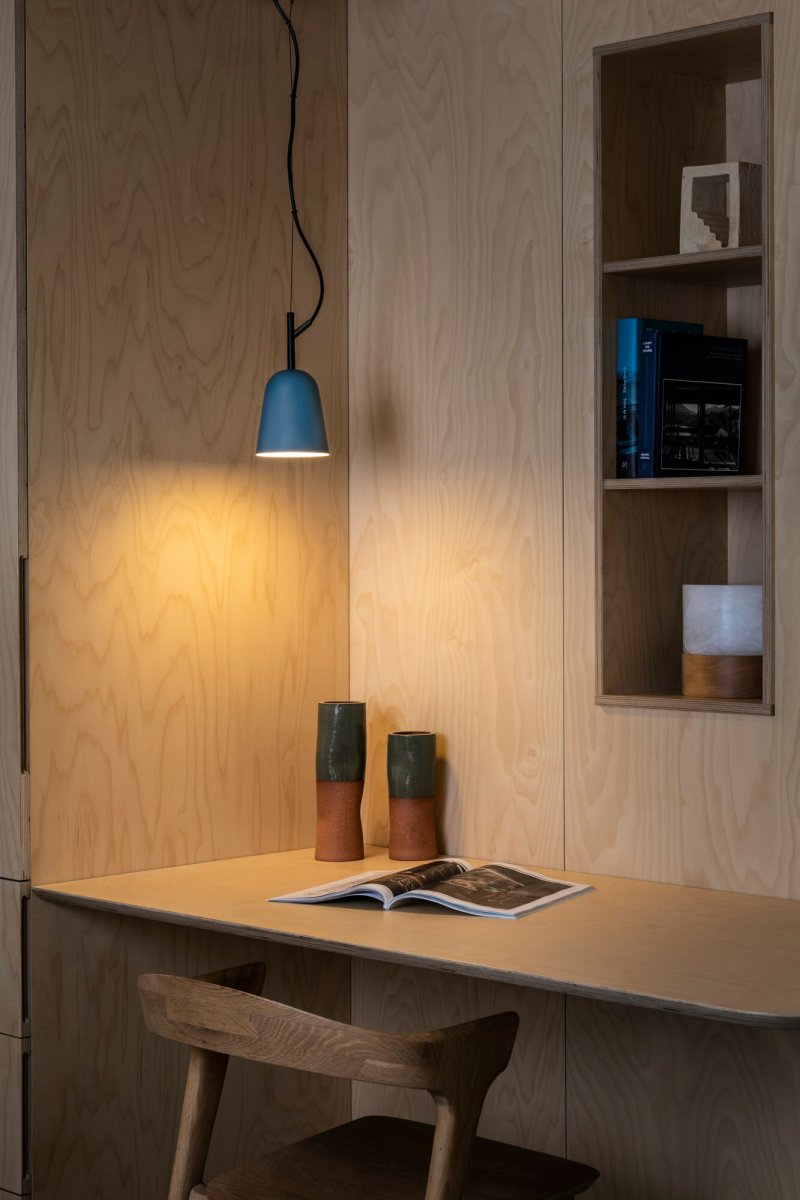 Studio Ø10 Sininen kattovalaisin valmistajalta Faro Barcelona - Studio sopii sek&auml; moderniin kotiin ett&auml; muotoilutietoisiin toimistoihin &ndash; t&auml;ydellinen valinta, kun haluat yhdist&auml;&auml; toiminnallisuuden ja estetiikan.
