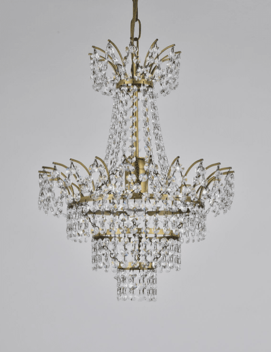 Estelle Ø35 Antiikki messinki kristalli valmistajalta Norrsken Design - Antiikkisen messingin ja kimaltelevien kristallien yhdistelmä luo ajattoman eleganssin, joka tekee tästä kristallikruunusta täydellisen keskipisteen kotiisi.