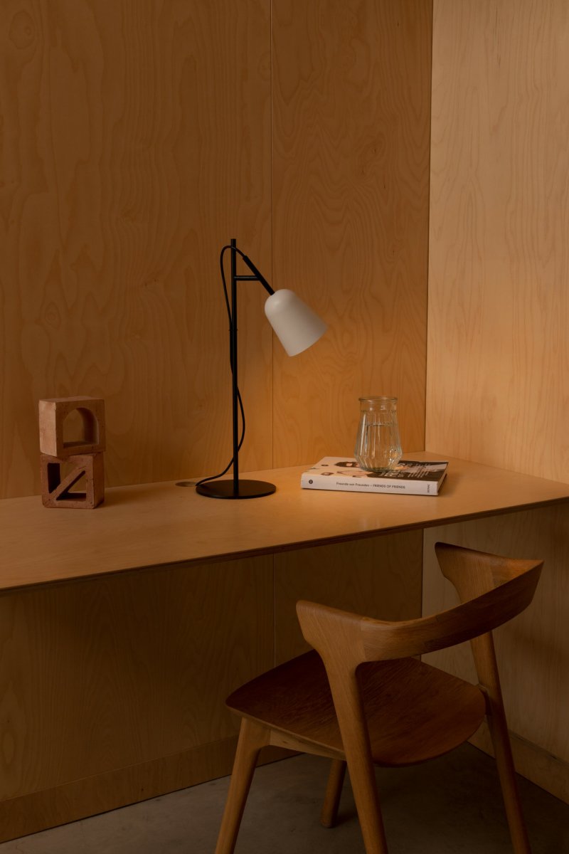 Studio 55cm Valkoinen työpöytävalaisin valmistajalta Faro Barcelona - Studio on elegantti Nahtrangin suunnittelema p&ouml;yt&auml;valaisin, joka on saanut inspiraationsa ikonisesta 1950-luvun muotoilusta modernilla yksinkertaisuudella tulkittuna.