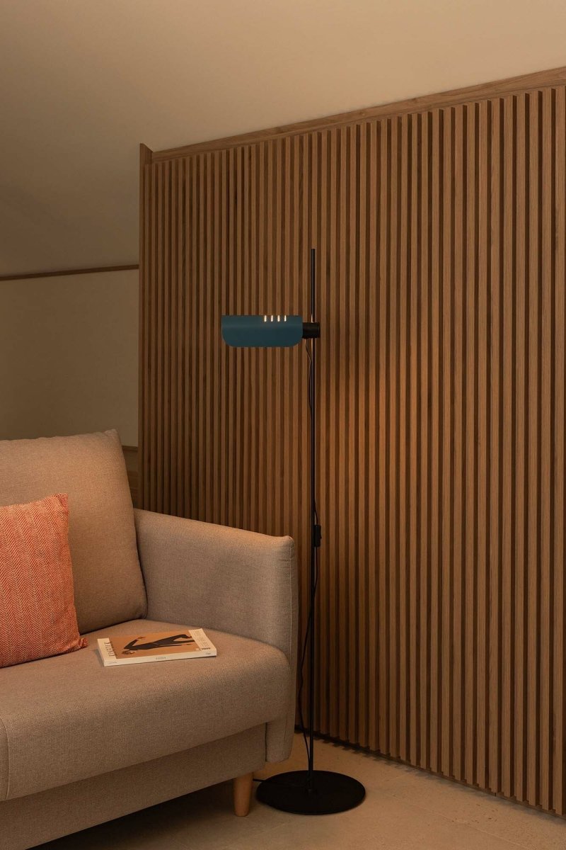 Martinica Sininen lattiavalaisin valmistajalta Faro Barcelona - Martinica on lattiavalaisin, joka on saanut inspiraationsa klassisesta retrotyylist&auml;, mutta jossa on p&auml;ivitetty ja leikkis&auml; muoto.