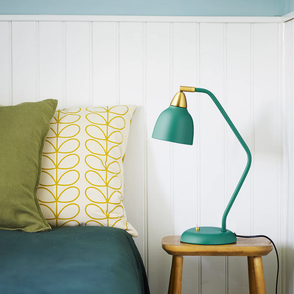 Urban 45cm Tummanvihreä työpöytävalaisin valmistajalta Superliving - Kaarevassa muotoilussa yhdistyvät estetiikka ja toiminnallisuus, kun taas täysin 345° käännettävissä oleva näyttö tarjoaa joustavan ja tarkan valaistuksen kaikkiin tarpeisiin.