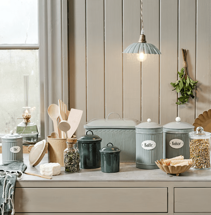 Ingrid Pieni Ø16 Vihreä ikkunavalaisin valmistajalta Strömshaga - Vaaleanvihreä pieni muovinen kattovalaisin, jossa laskostettu varjostin ja luonnonvärinen kierretty tekstiilijohto.