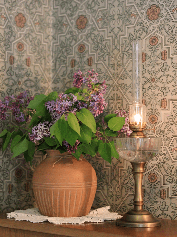 Kerosene table lamp Kulta/messinki valmistajalta Strömshaga - Ihana petrolilamppu p&aring; jalusta polttimella ja alusta metallia antiikki messinkiviimeistelyll&auml;, &ouml;ljykotelo kirkasta lasia sy&ouml;vytetyll&auml; kuviolla.