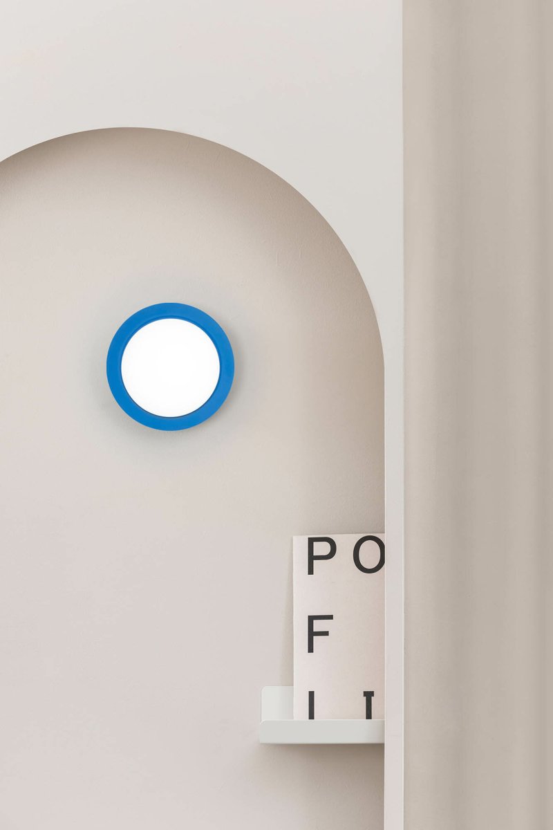 May Ø12 Sininen kylpyhuoneen valaisin valmistajalta Faro Barcelona - Se on valmistettu ter&auml;ksest&auml; ja siin&auml; on lasinen diffuusori, joka tarjoaa pehme&auml;n ja tasaisen valon.